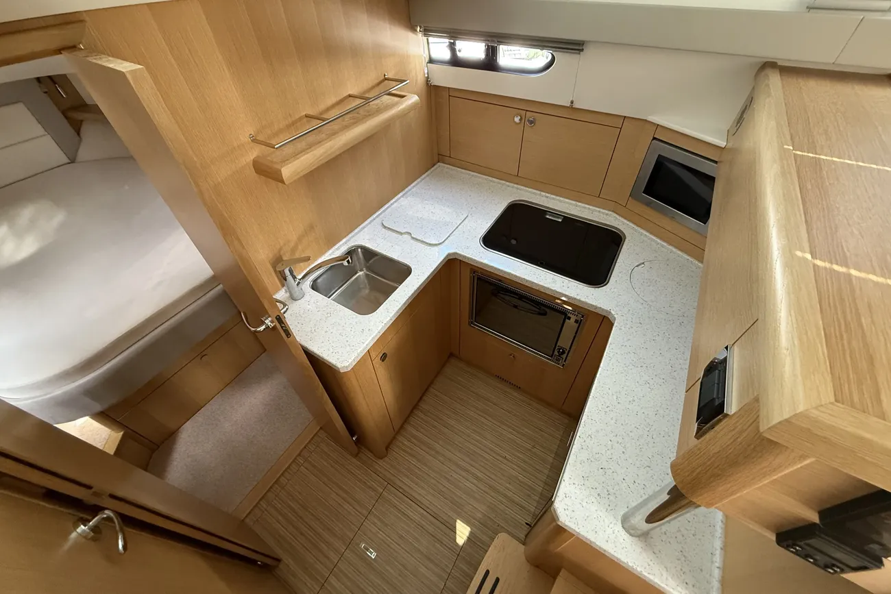 Thumbnail von Haines 32 Sedan Name to be retained by vendor