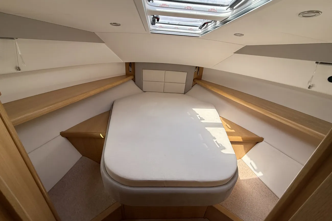 Thumbnail von Haines 32 Sedan Name to be retained by vendor