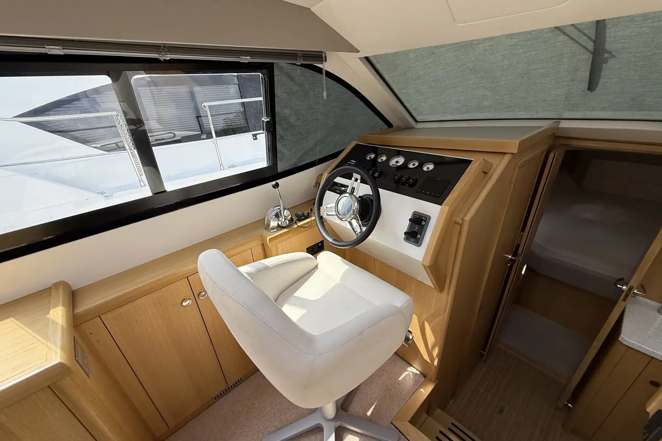 Thumbnail von Haines 32 Sedan Name to be retained by vendor