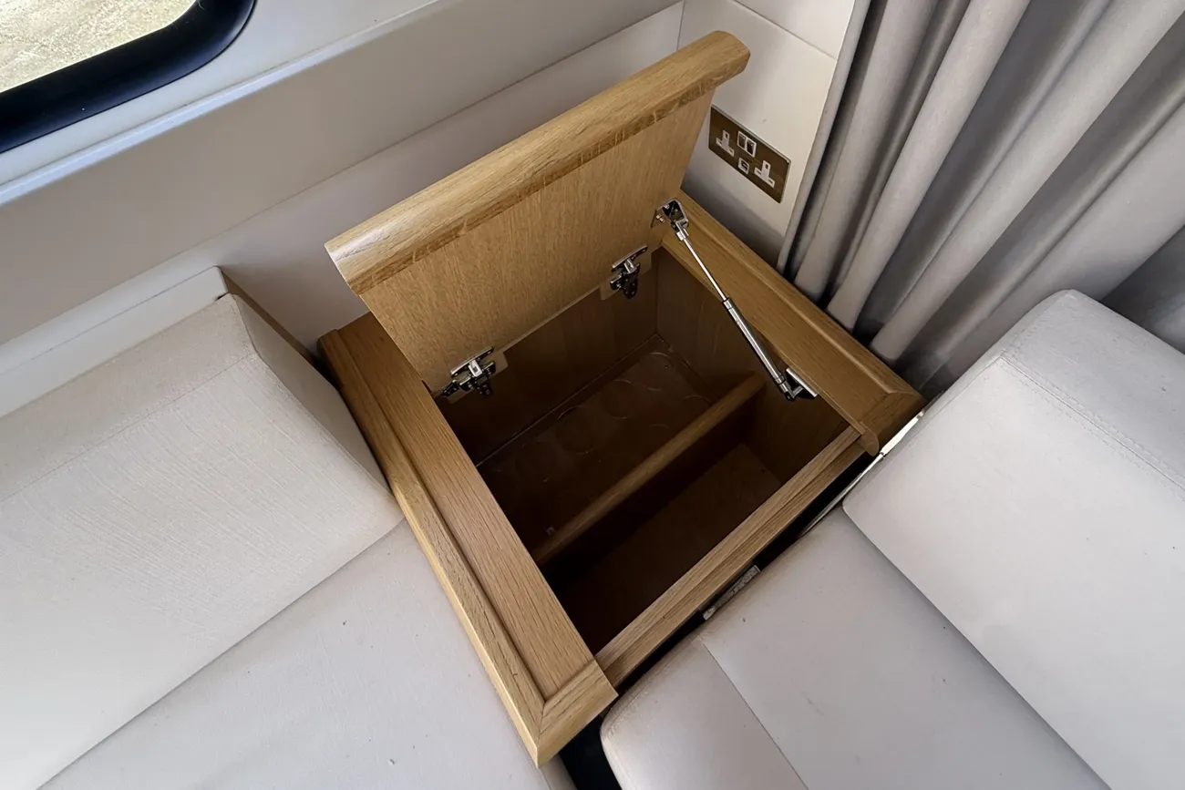 Thumbnail von Haines 32 Sedan Name to be retained by vendor