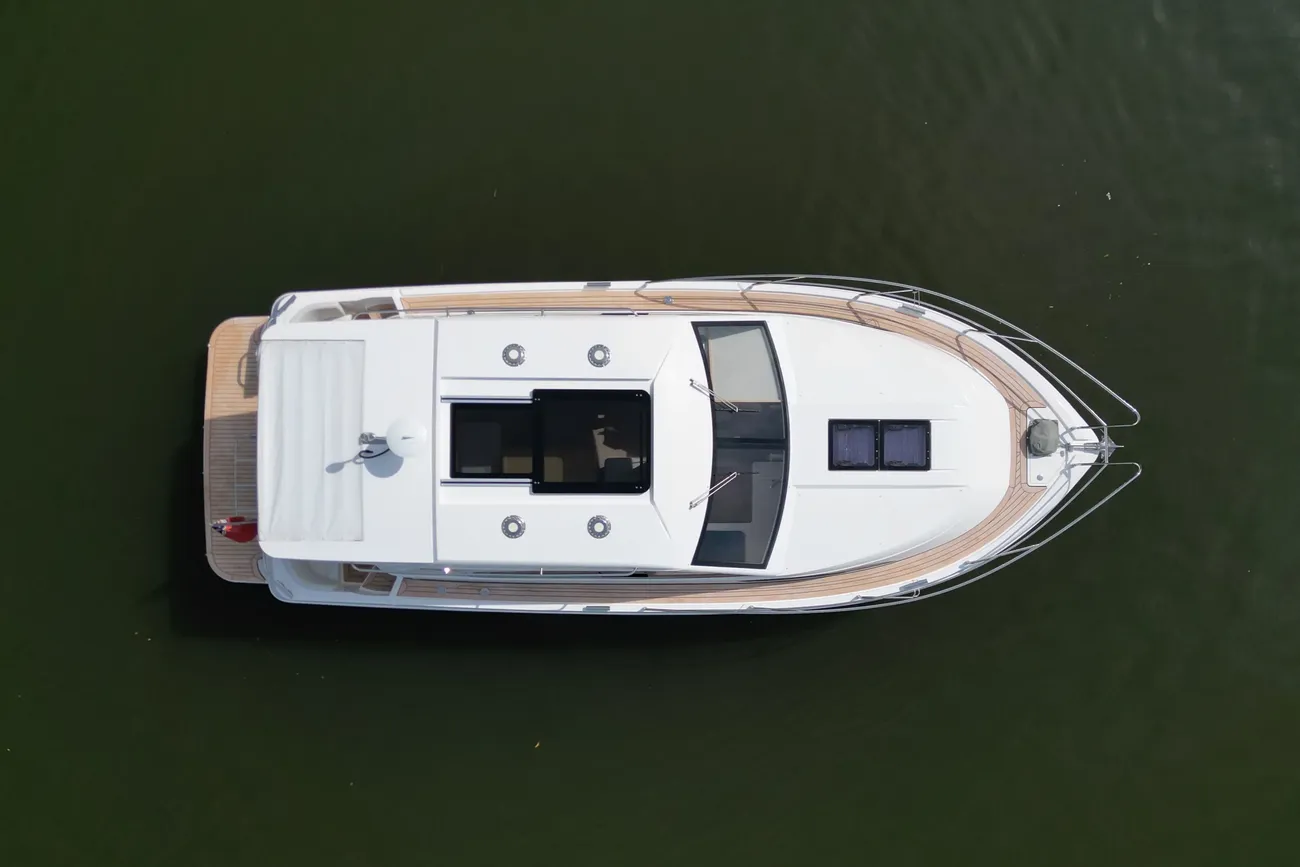 Thumbnail von Haines 32 Sedan Name to be retained by vendor