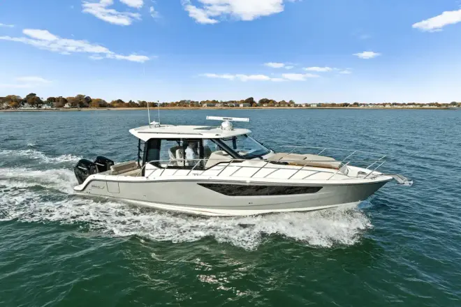 Boston Whaler 365 Conquest
