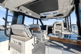 Thumbnail von Boston Whaler 365 Conquest