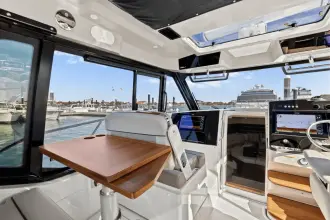 Thumbnail von Boston Whaler 365 Conquest