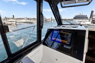 Thumbnail von Boston Whaler 365 Conquest