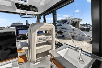 Thumbnail von Boston Whaler 365 Conquest