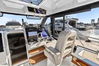 Thumbnail von Boston Whaler 365 Conquest