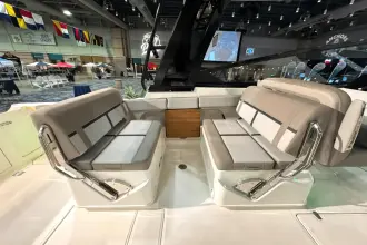 Thumbnail von Boston Whaler 330 Vantage