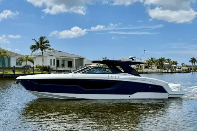 Cruisers Yachts 38 GLS