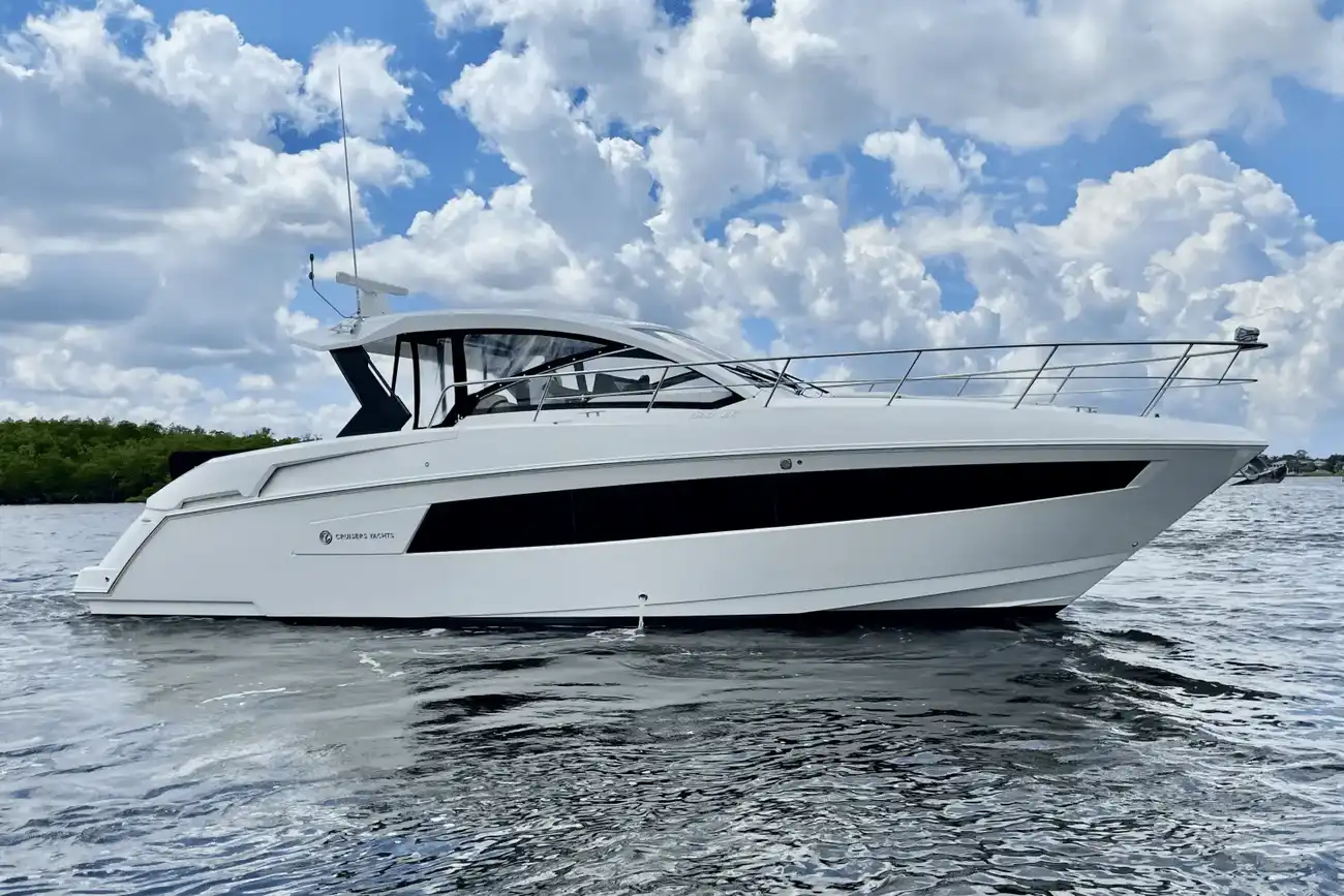 Cruisers Yachts 390 Express Coupe
