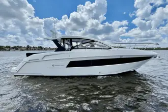 Thumbnail von Cruisers Yachts 390 Express Coupe