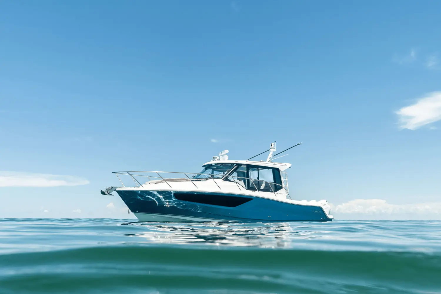 Boston Whaler 365 Conquest