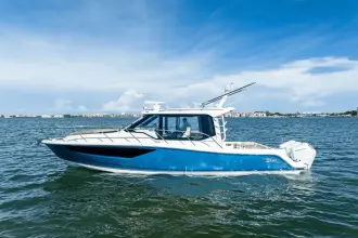 Boston Whaler 365 Conquest