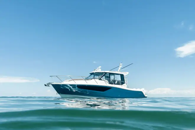 Boston Whaler 365 Conquest