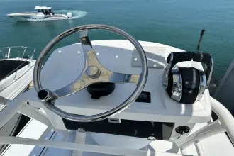 Thumbnail von Boston Whaler 330 Outrage