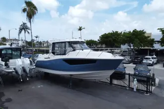 Boston Whaler 365 Conquest