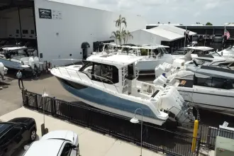 Thumbnail von Boston Whaler 365 Conquest