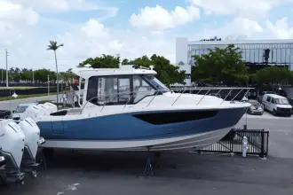 Thumbnail von Boston Whaler 365 Conquest