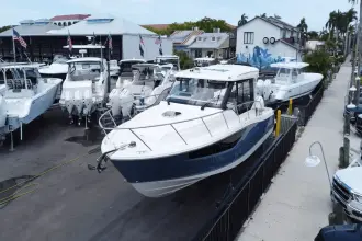 Thumbnail von Boston Whaler 365 Conquest