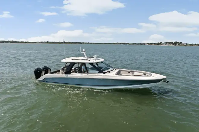 Boston Whaler 380 Realm