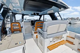 Thumbnail von Boston Whaler 380 Realm