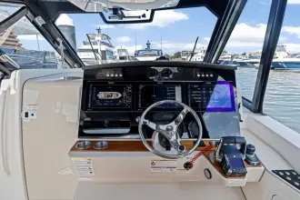 Thumbnail von Boston Whaler 380 Realm