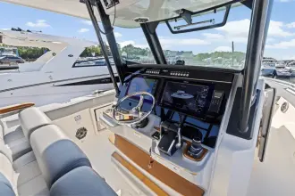 Thumbnail von Boston Whaler 360 Outrage