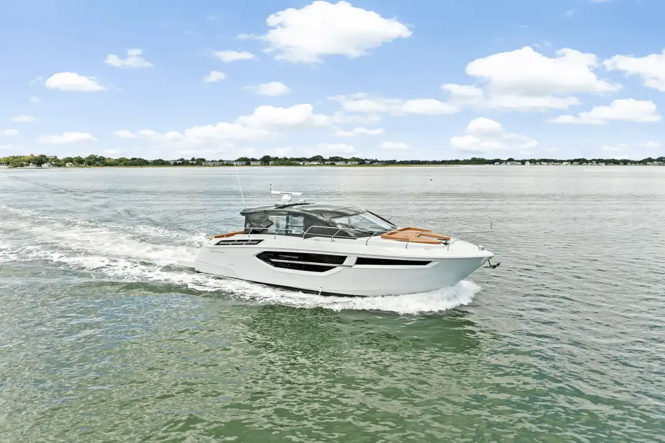 Cruisers Yachts 42 Cantius