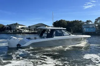 Thumbnail von Boston Whaler 380 Realm