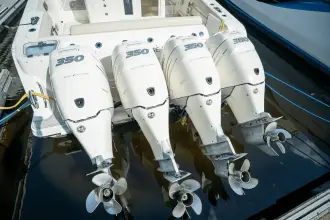 Thumbnail von Boston Whaler 420 Outrage