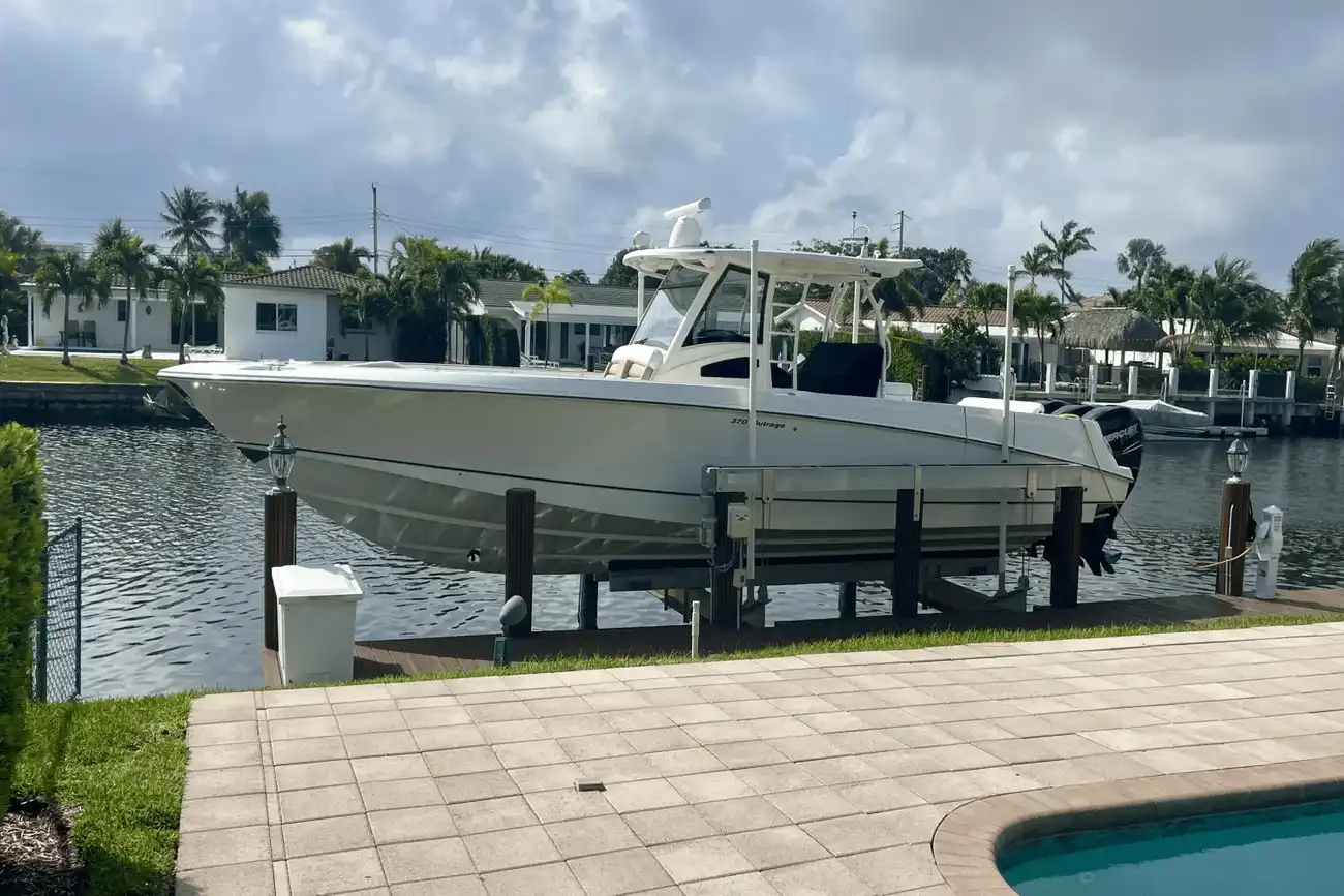 Boston Whaler 370 Outrage