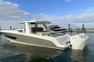 Thumbnail von Boston Whaler 420 Outrage