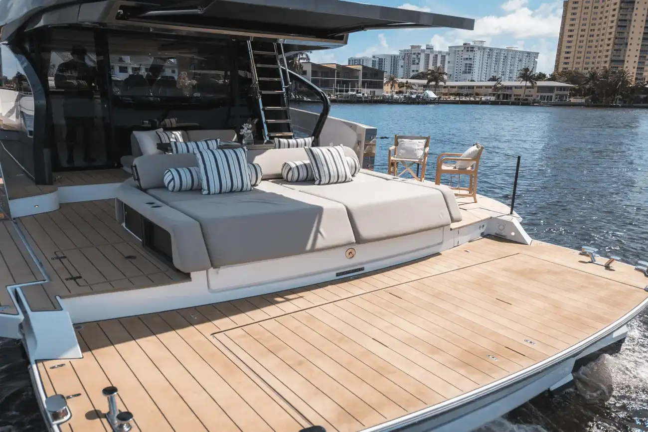 Thumbnail von Azimut Seadeck 6