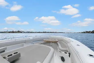 Thumbnail von Boston Whaler 380 Outrage