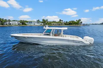 Thumbnail von Boston Whaler 380 Outrage