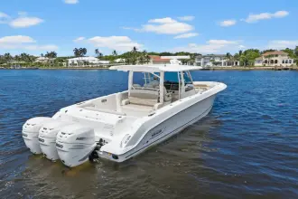 Thumbnail von Boston Whaler 380 Outrage