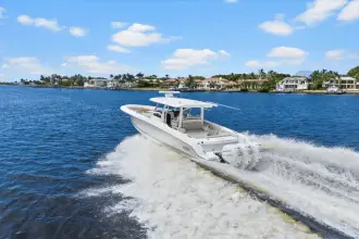 Thumbnail von Boston Whaler 380 Outrage