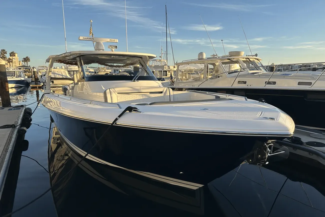 Tiara Yachts 38 LS