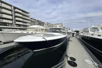 Thumbnail von Tiara Yachts 38 LS