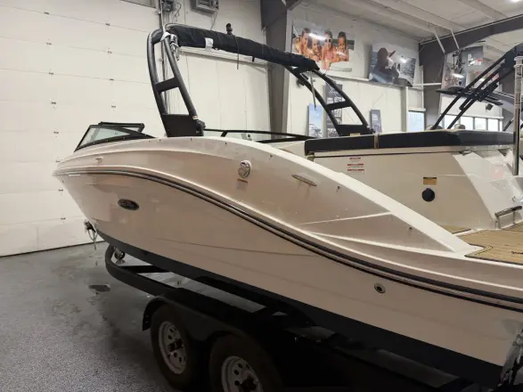 Sea Ray SPX 230 Outboard