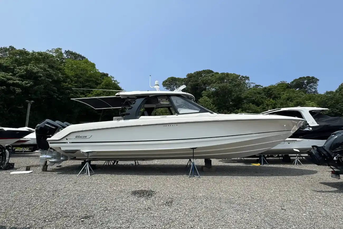 Boston Whaler 380 Realm