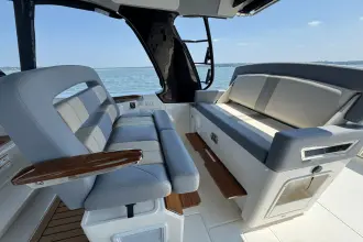 Thumbnail von Boston Whaler 380 Realm