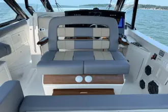 Thumbnail von Boston Whaler 380 Realm