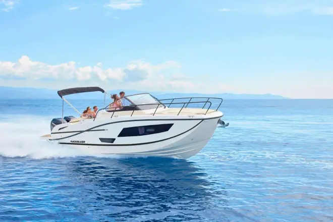 Quicksilver Activ 875 Sundeck