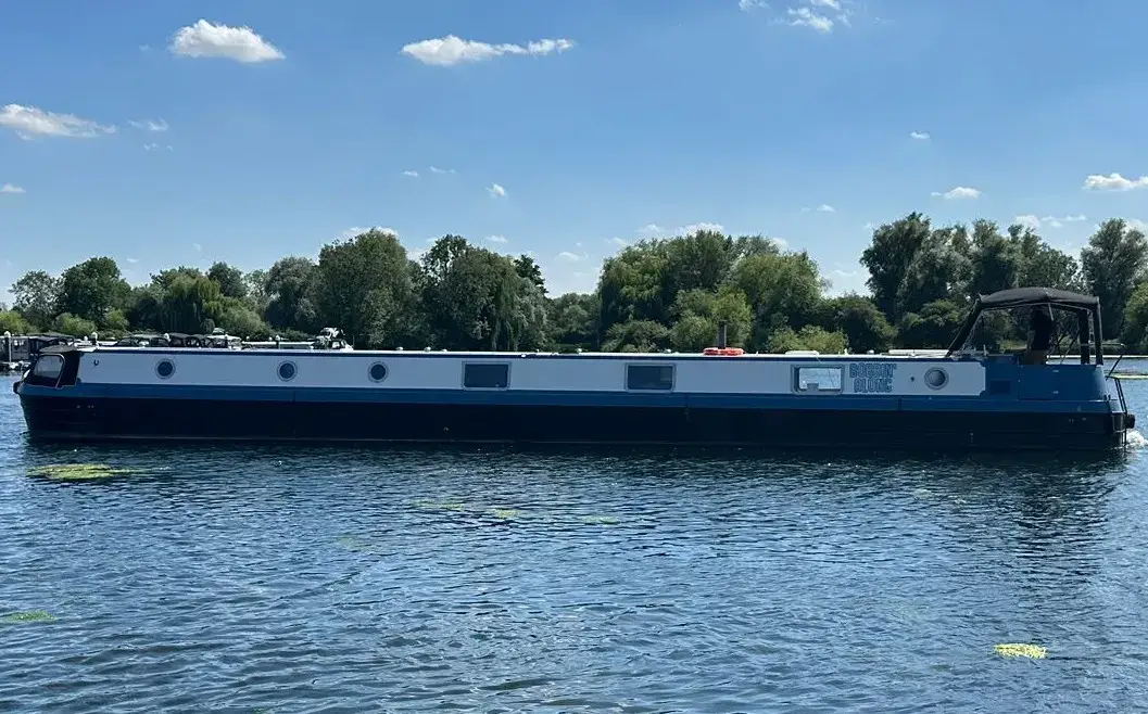 Viking Canal Boats 70 x 10 Widebeam Bobbin Along