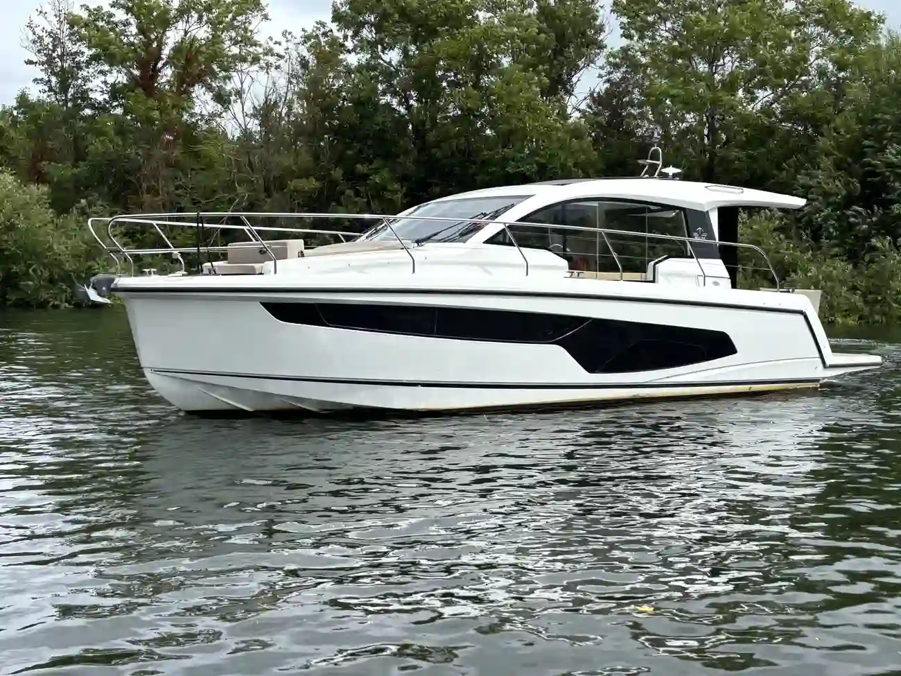 Sealine C335