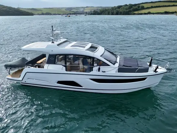 Sealine C430 3 cabin layout
