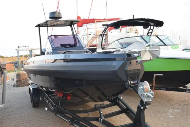 Iron Boats 767 T Top