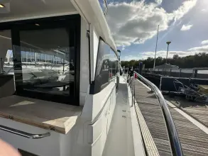 Thumbnail von Sealine C335 As New Condition