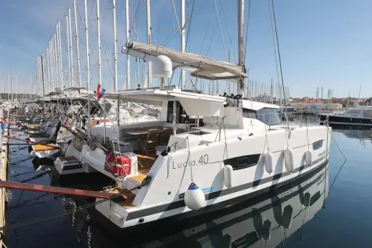 Fountaine Pajot Lucia 40